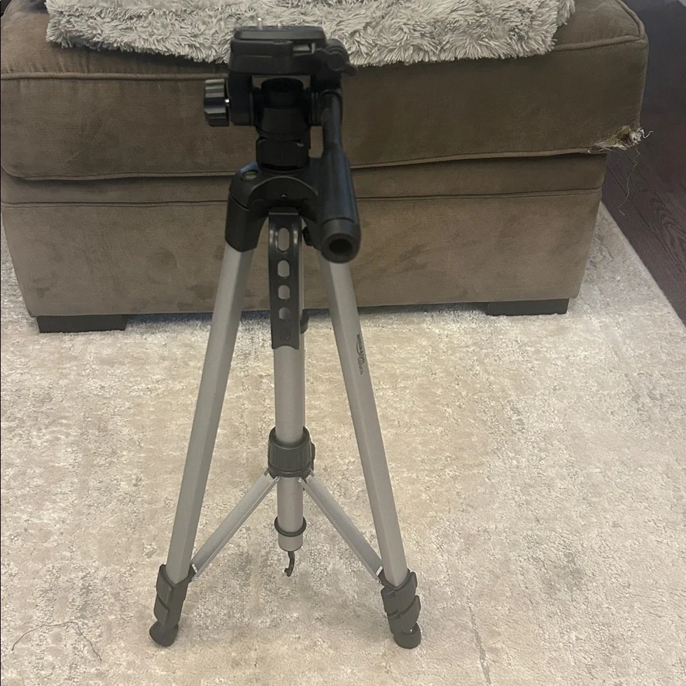 Amazon basics lightweight tripod black 60 inches/152 cm